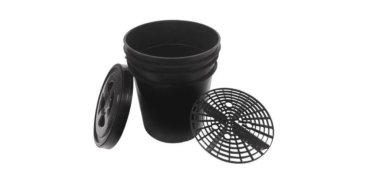 Autogear Bucket With Grid Guard And Lid 20L