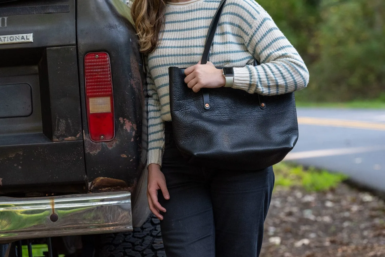 AVERY LEATHER TOTE BAG - MEDIUM - BLACK BISON