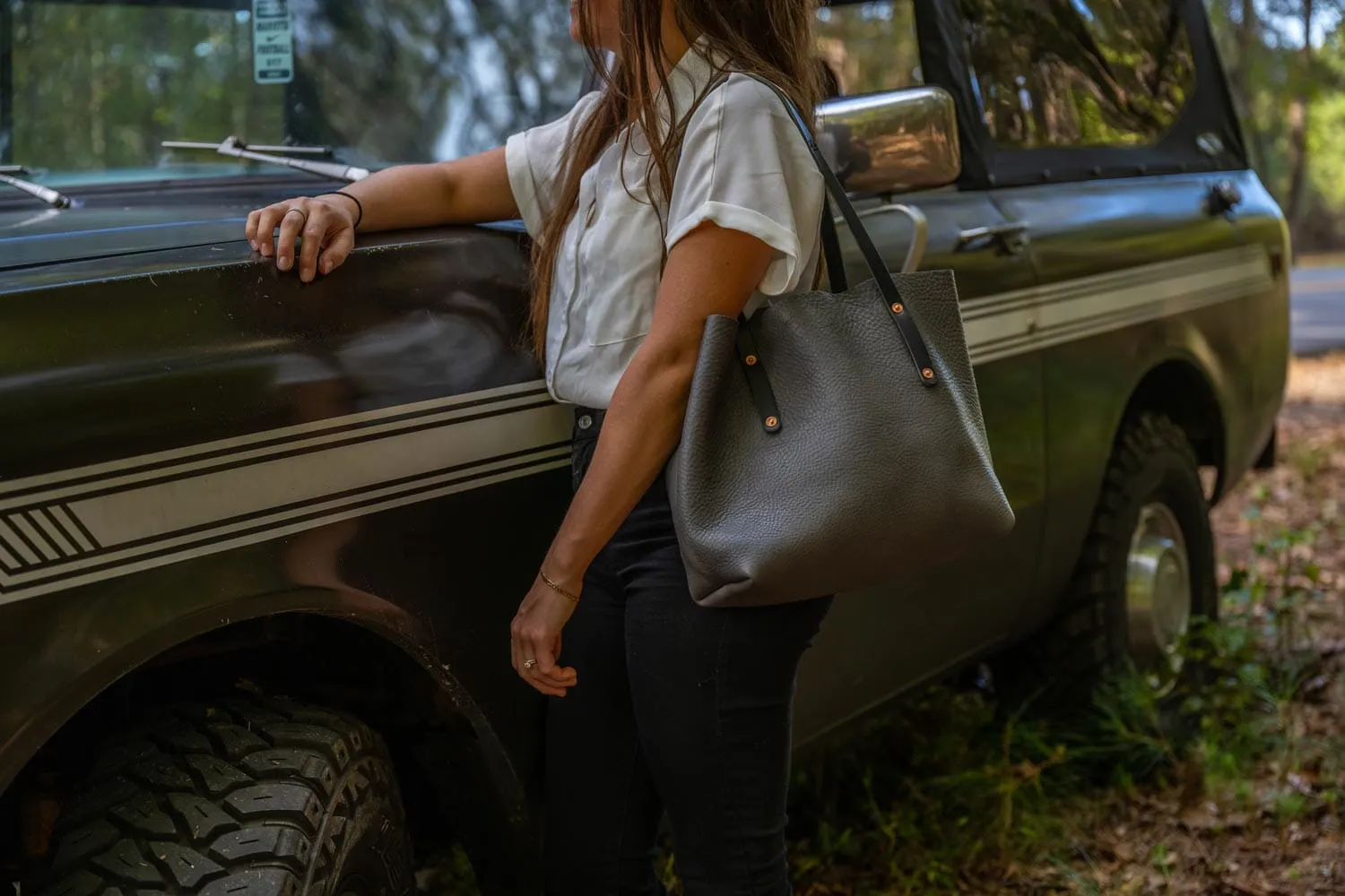 AVERY LEATHER TOTE BAG - MEDIUM - LEAD GRAY