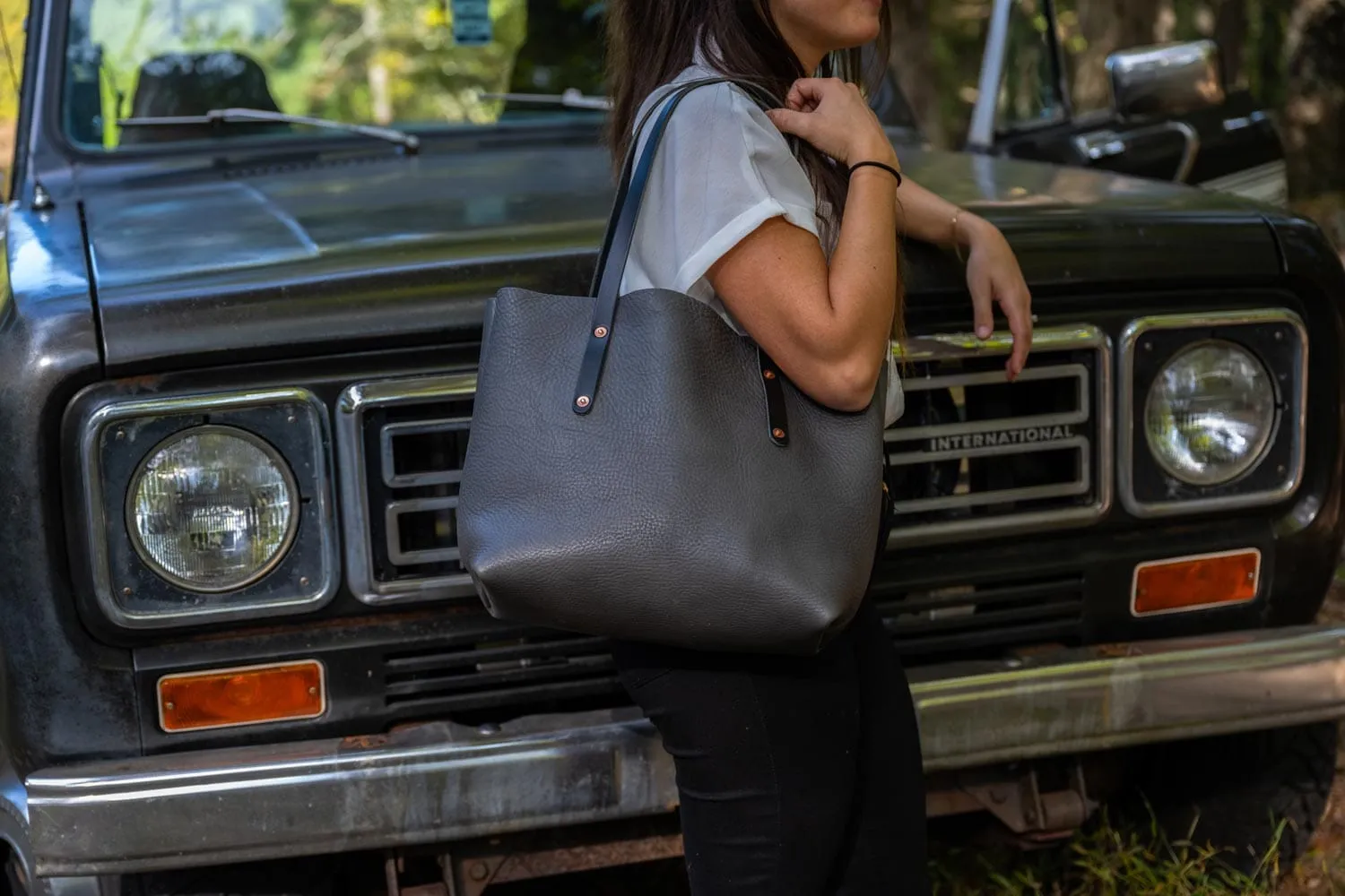 AVERY LEATHER TOTE BAG - MEDIUM - LEAD GRAY