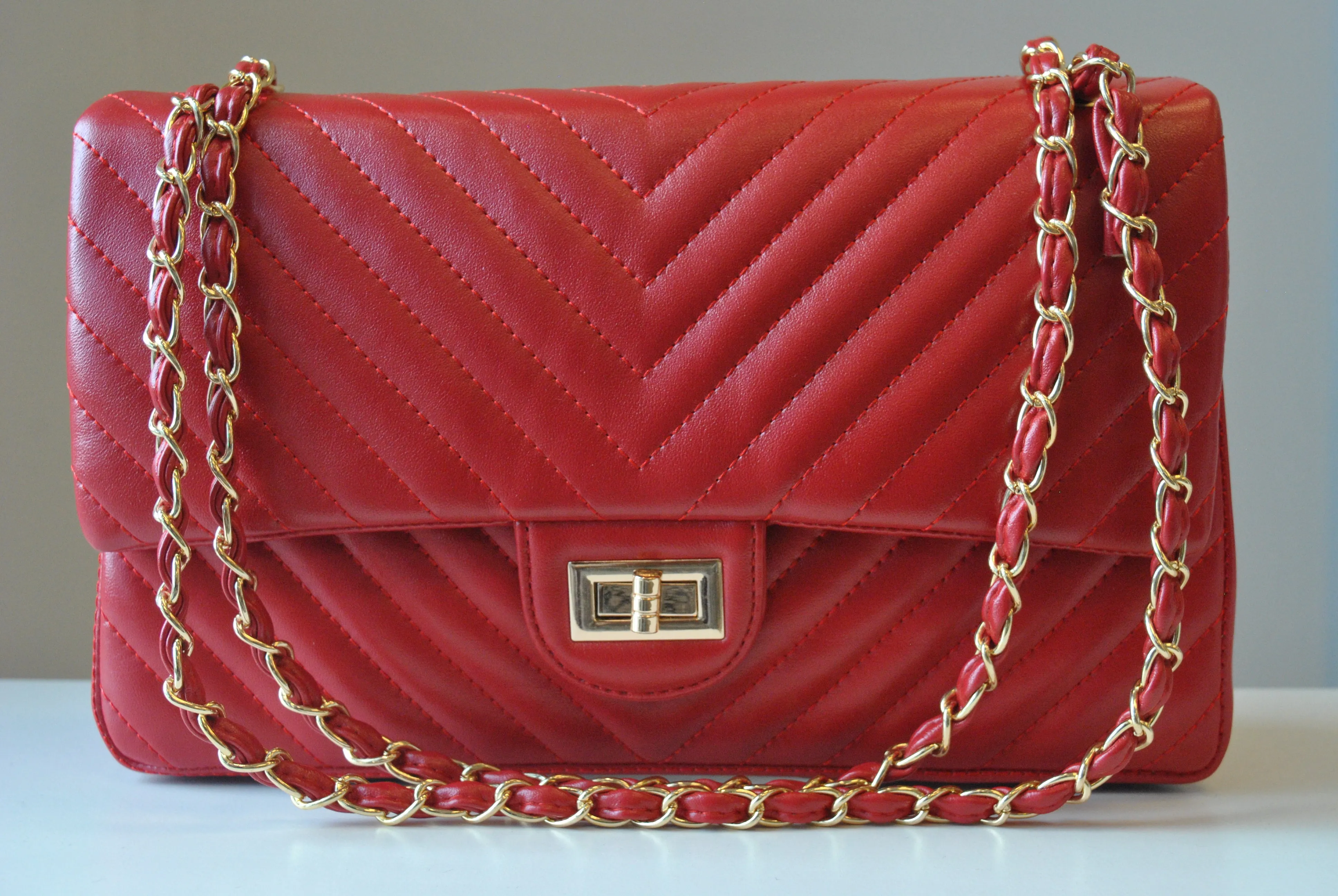 BIG RED GUILTED SHOULDER BAG WITH GOLD CHAIN