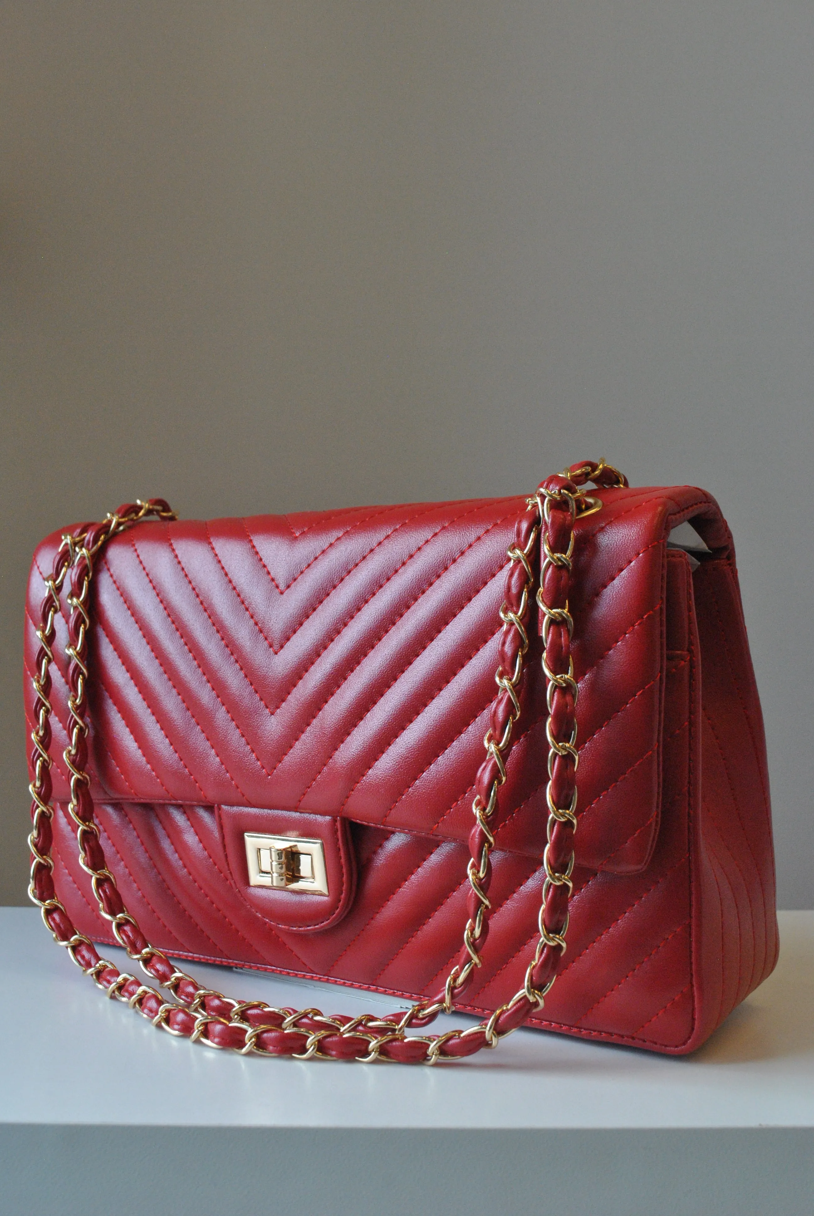 BIG RED GUILTED SHOULDER BAG WITH GOLD CHAIN