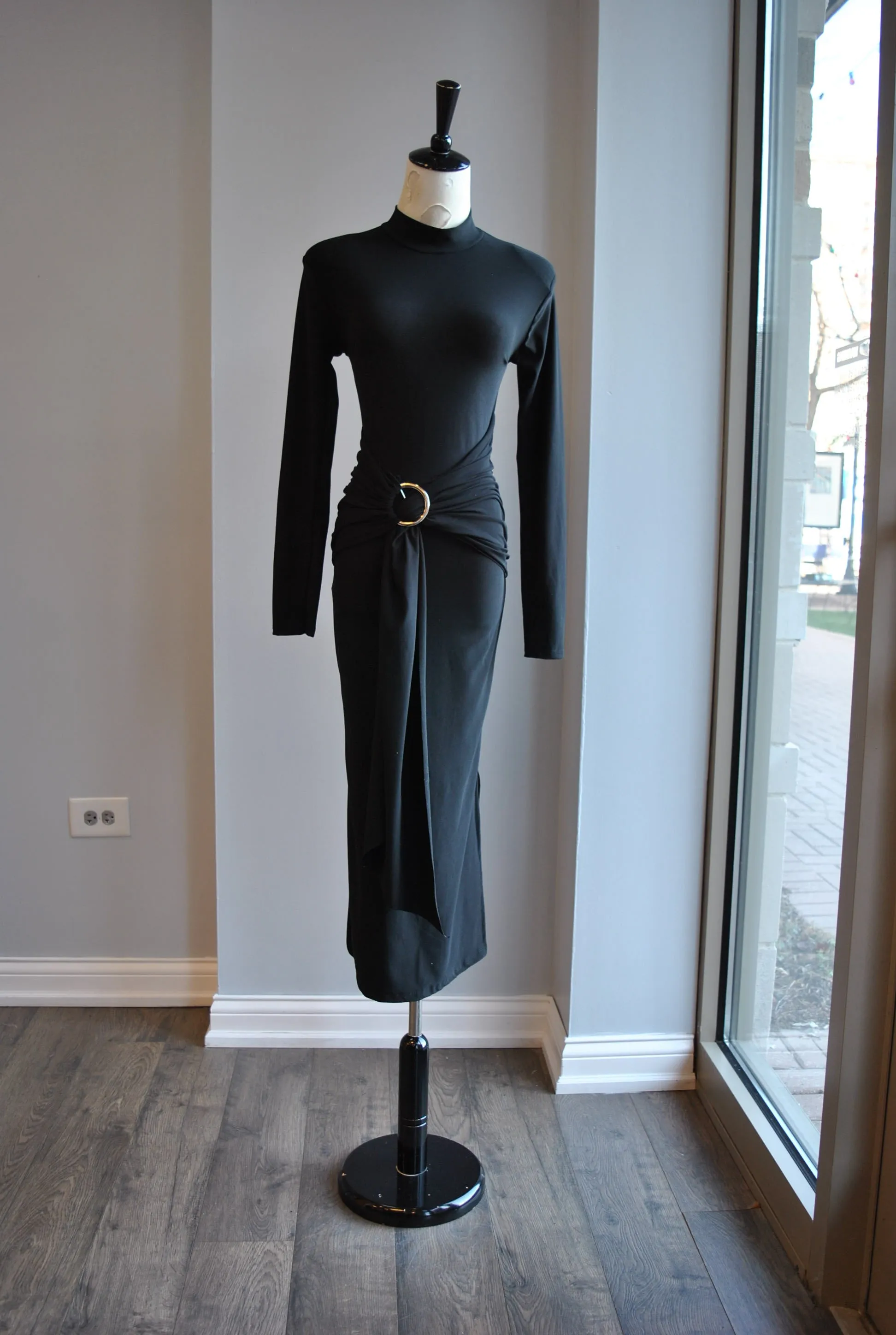 BLACK MIDI SIMPLE DRESS WITH FRONT RUSHING