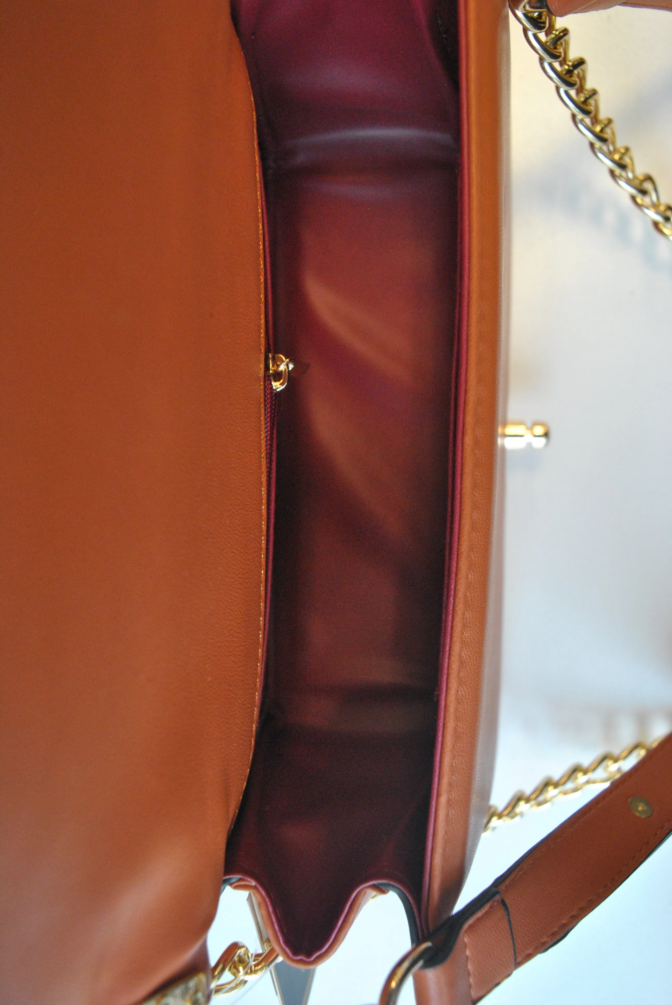 CARAMEL GUILTED MEDIUM CROSSBODY BAG WITH GOLD CHAIN