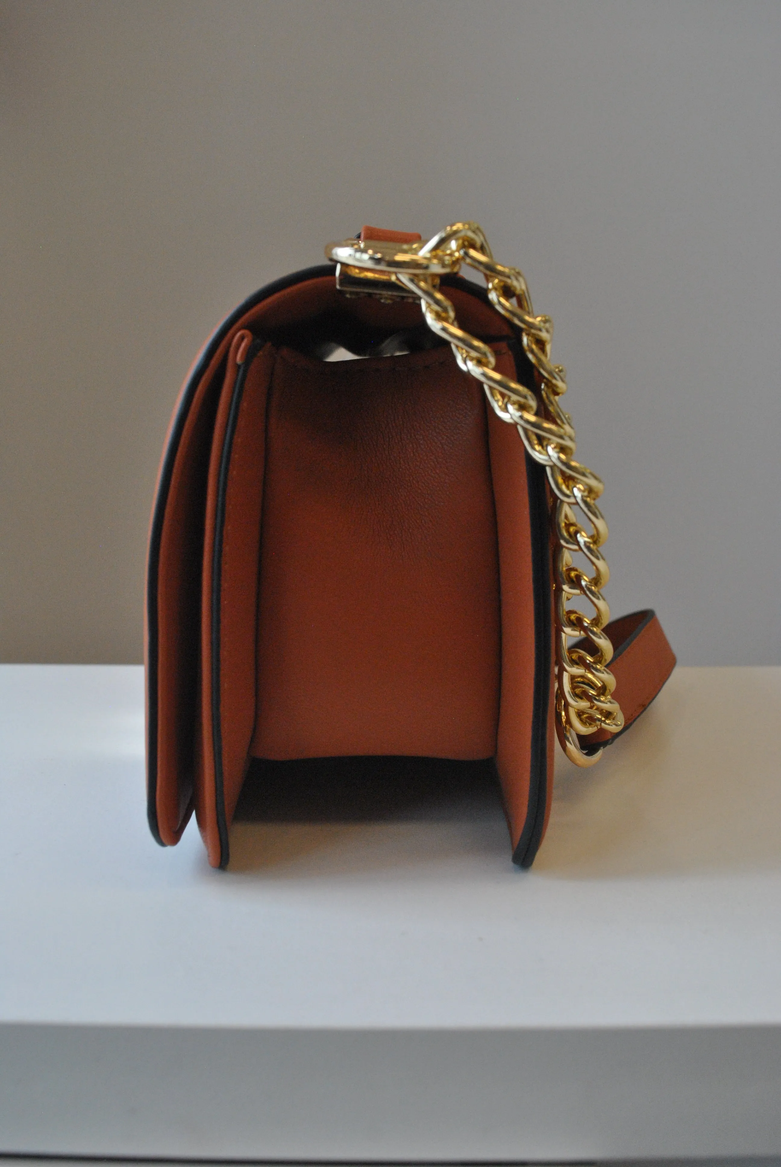 CARAMEL GUILTED MEDIUM CROSSBODY BAG WITH GOLD CHAIN