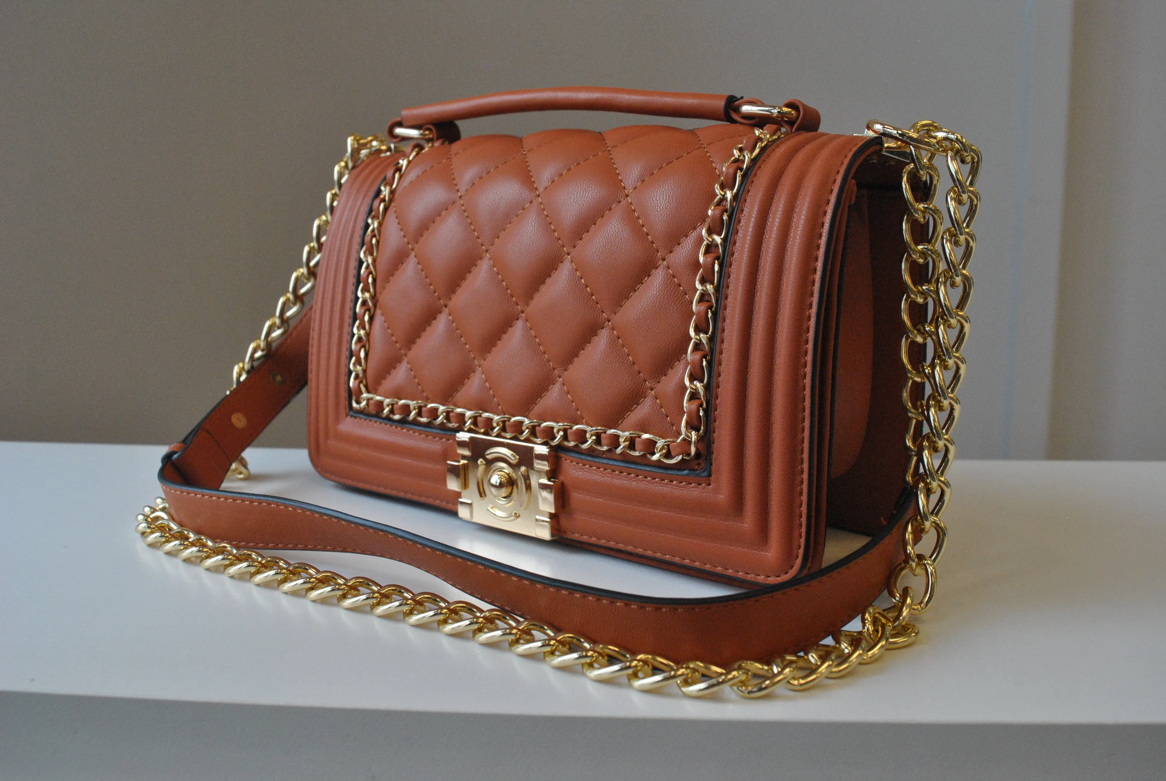 CARAMEL GUILTED MEDIUM CROSSBODY BAG WITH GOLD CHAIN
