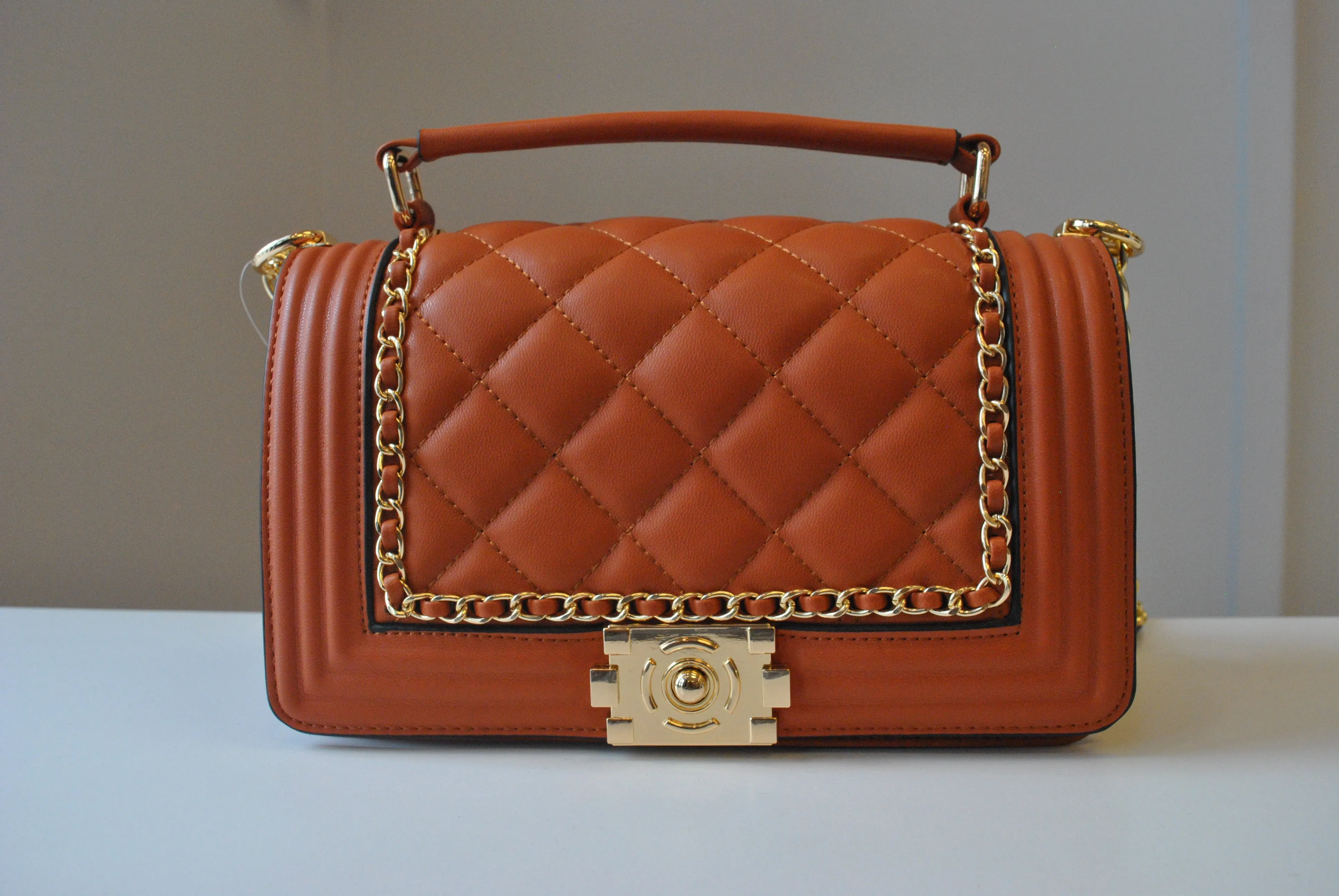 CARAMEL GUILTED MEDIUM CROSSBODY BAG WITH GOLD CHAIN