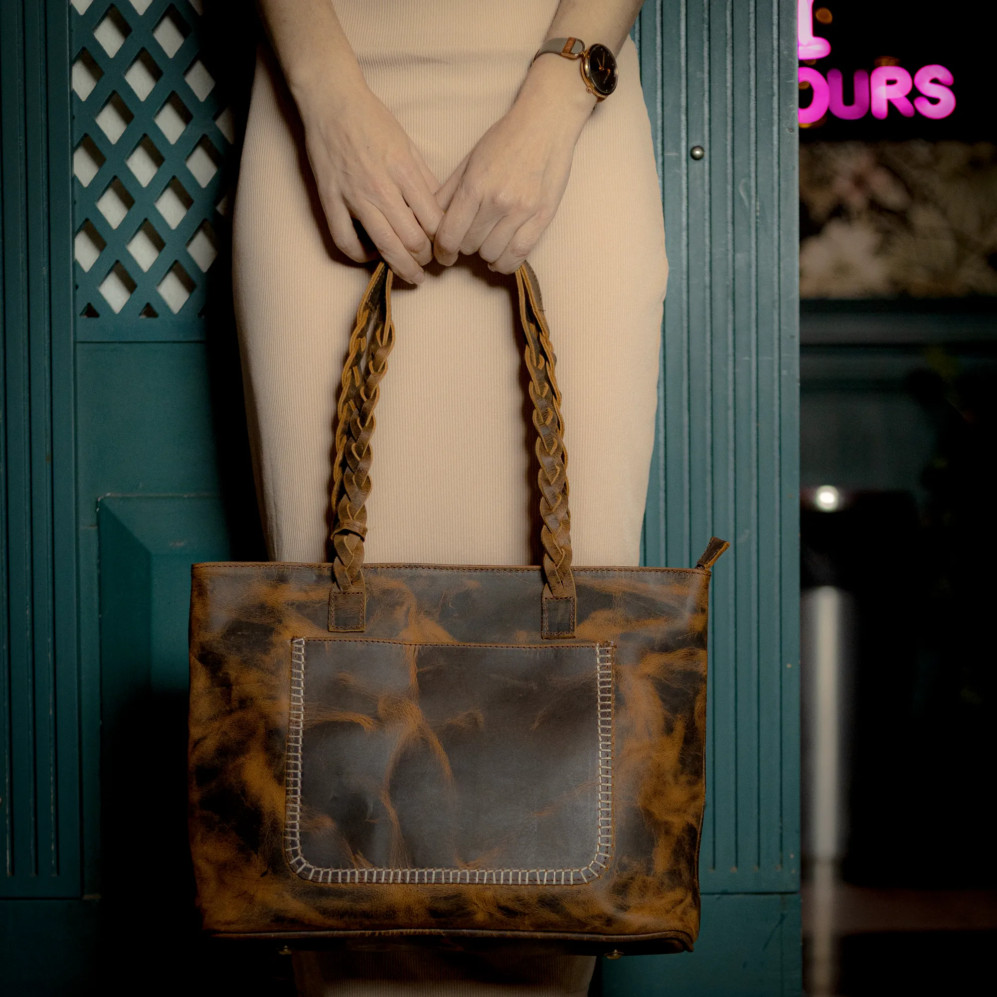 Chic Leather Tote: Elevate Your Look with Timeless Sophistication