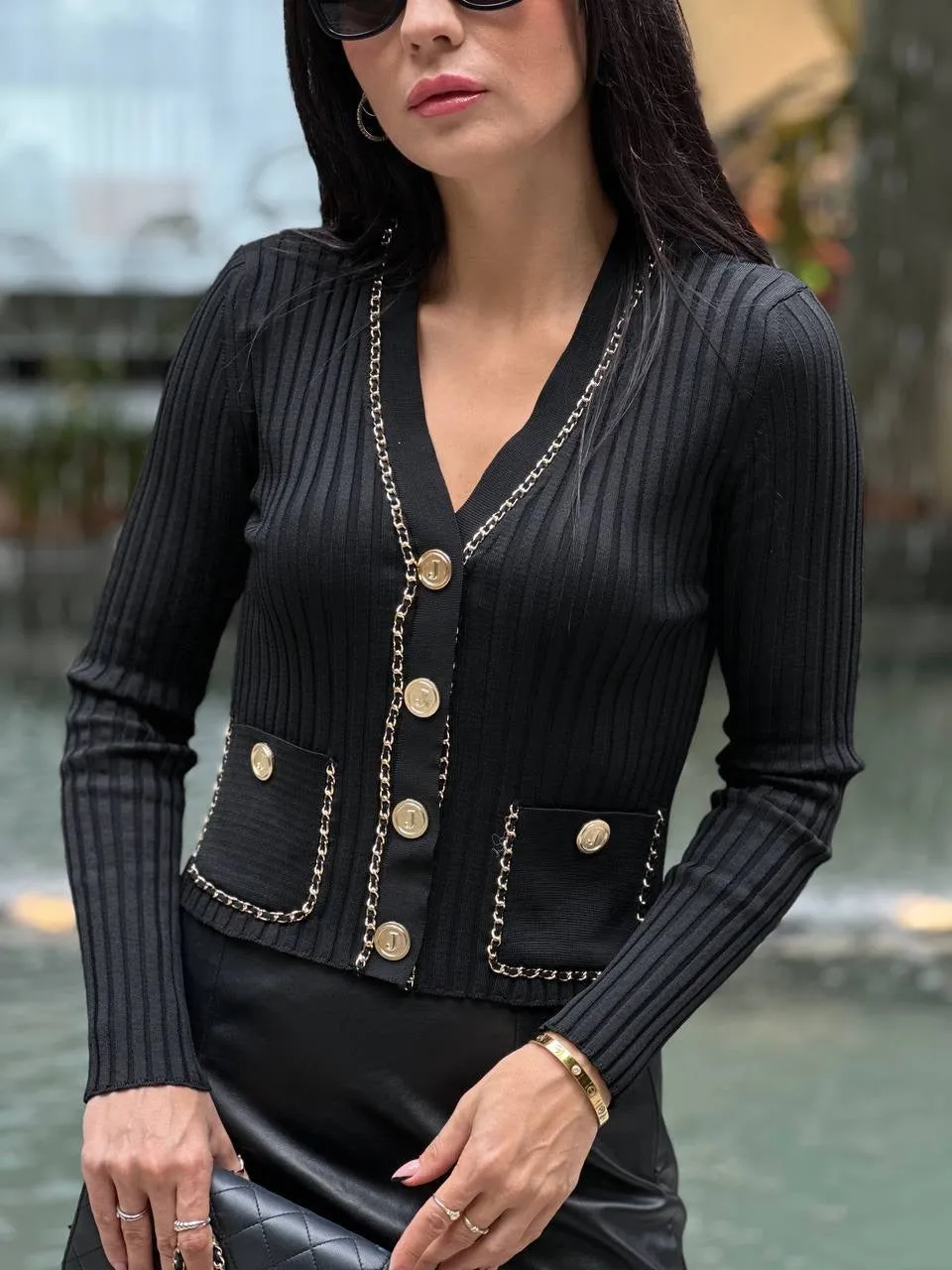 Korte Fit Dames Vest met gouden ketting details gedetailleerd V-hals en zakken | Zwart