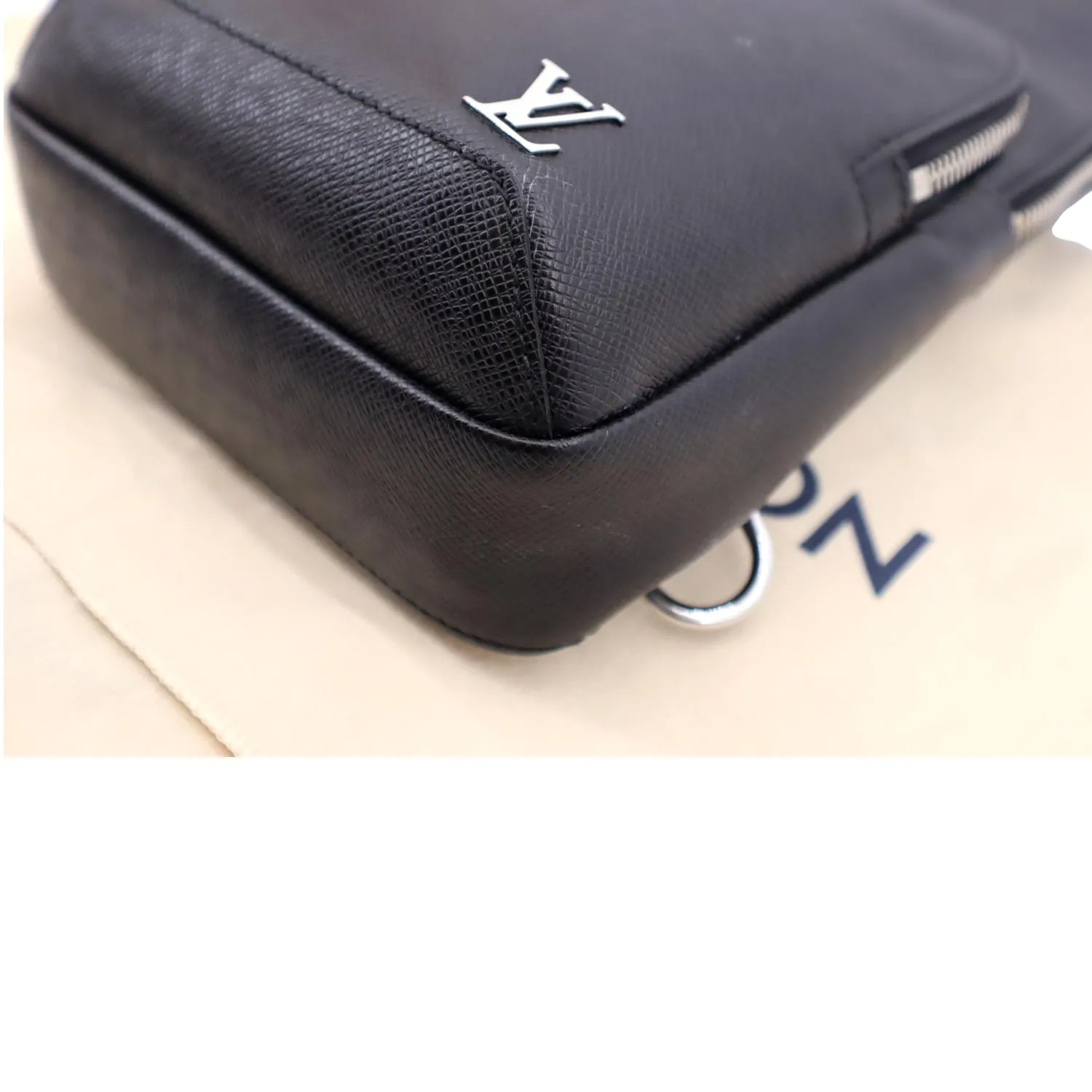 LOUIS VUITTON Avenue Sling Taiga Leather Backpack Bag Black