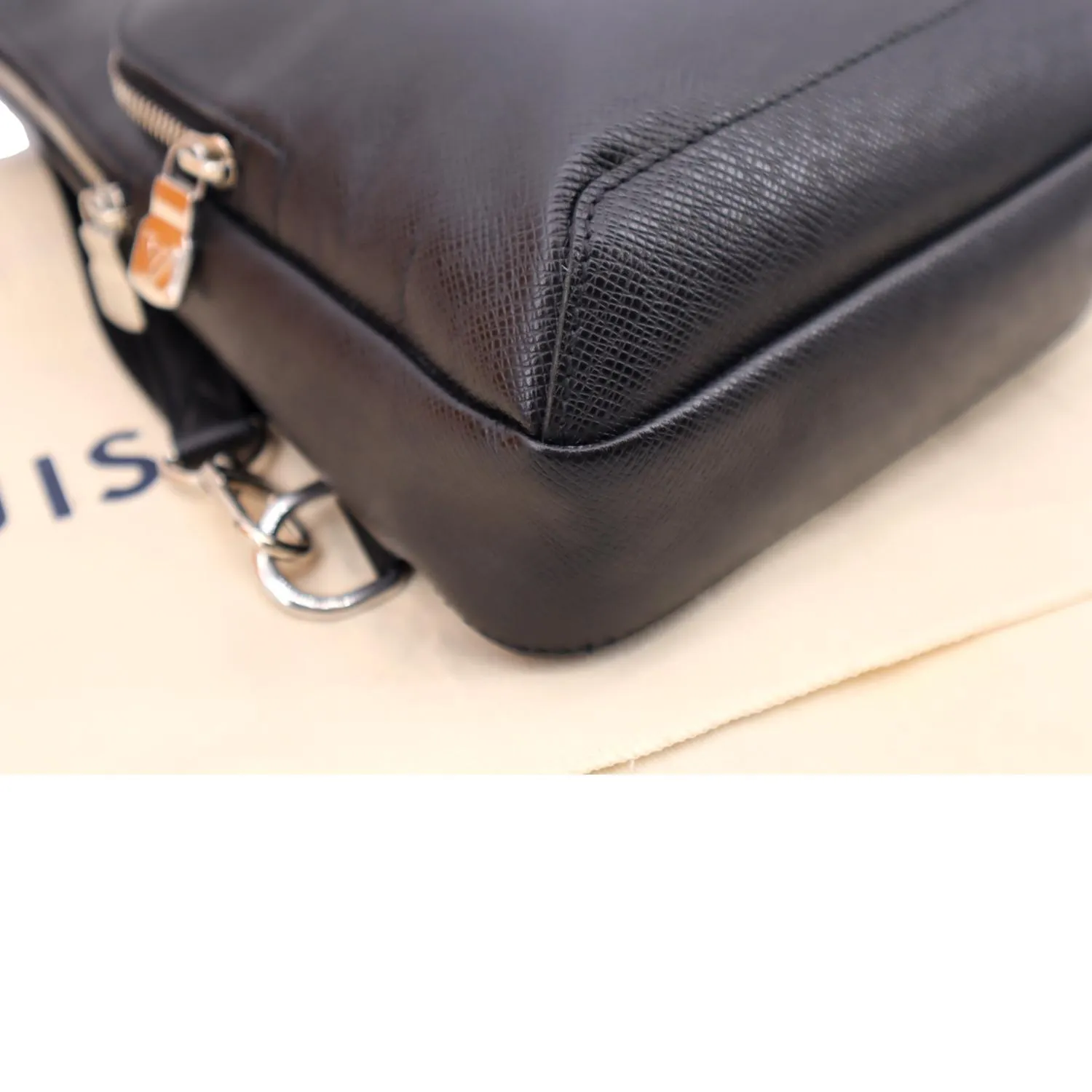 LOUIS VUITTON Avenue Sling Taiga Leather Backpack Bag Black