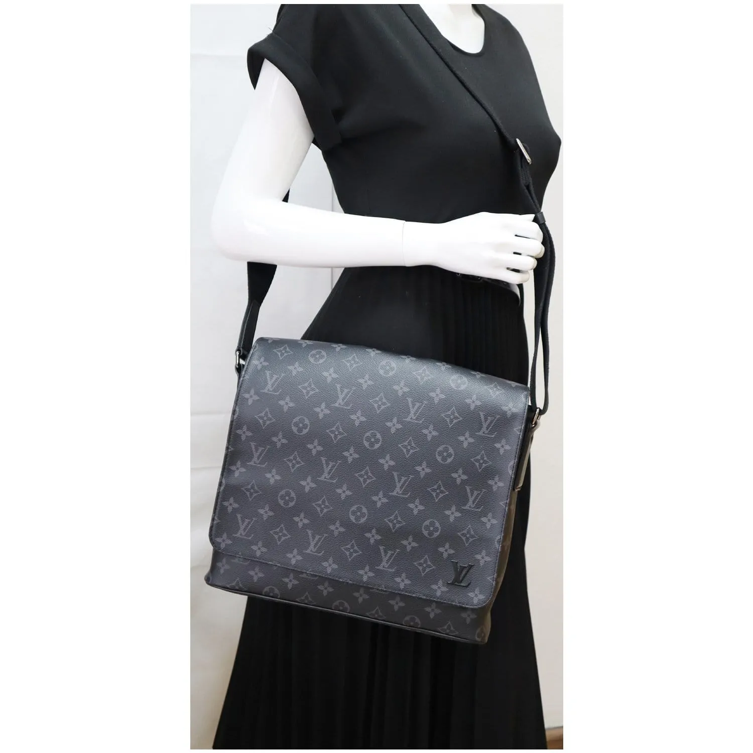 LOUIS VUITTON District MM Monogram Eclipse Messenger Bag Black