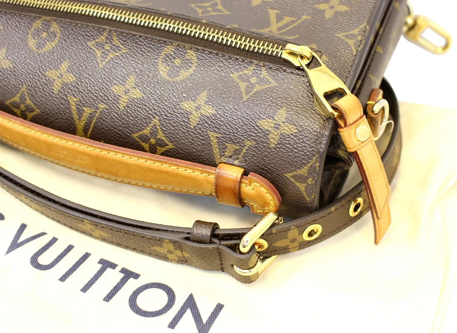 LOUIS VUITTON Monogram Canvas Metis Pochette Crossbody Bag