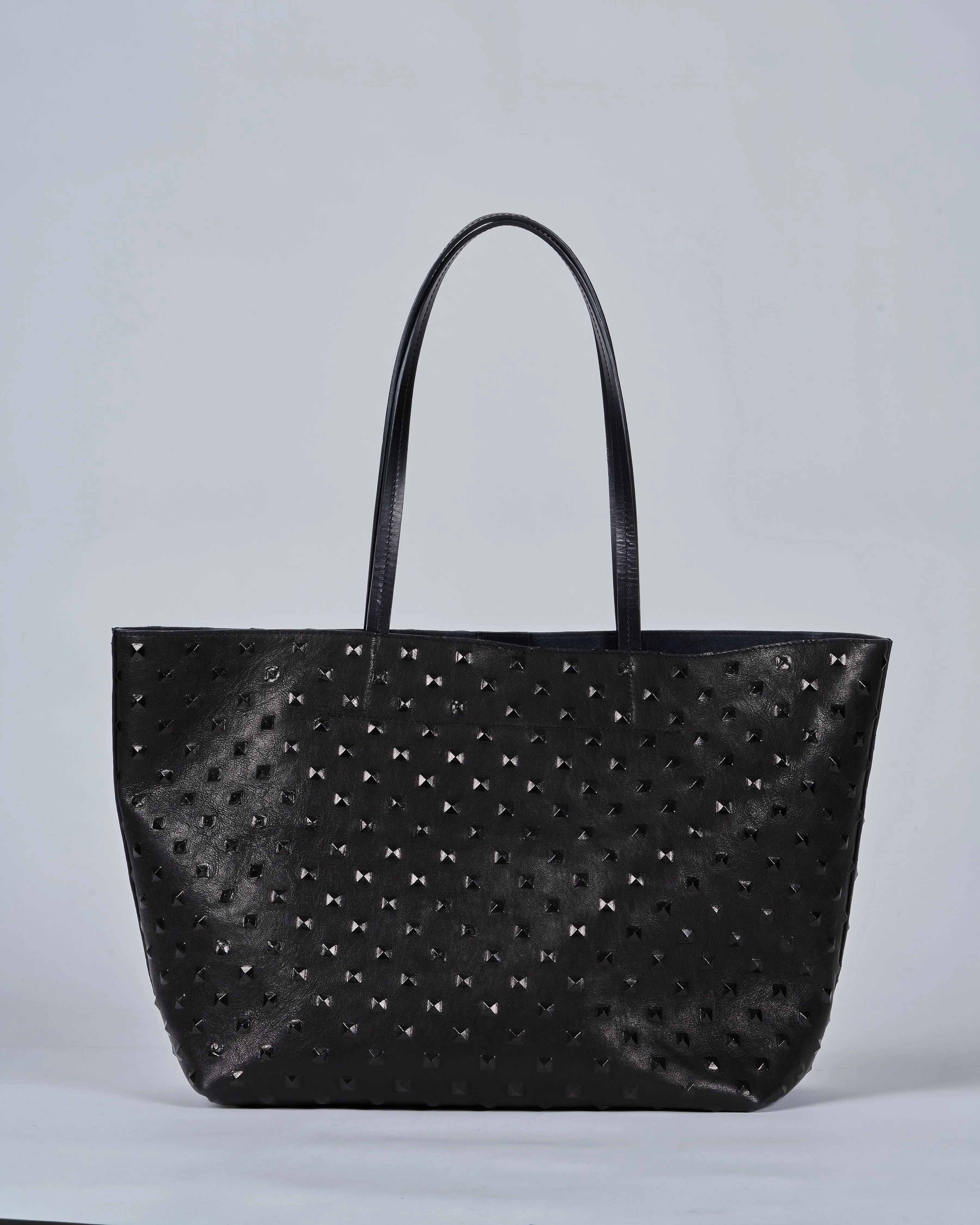 medium essential tote - black stud