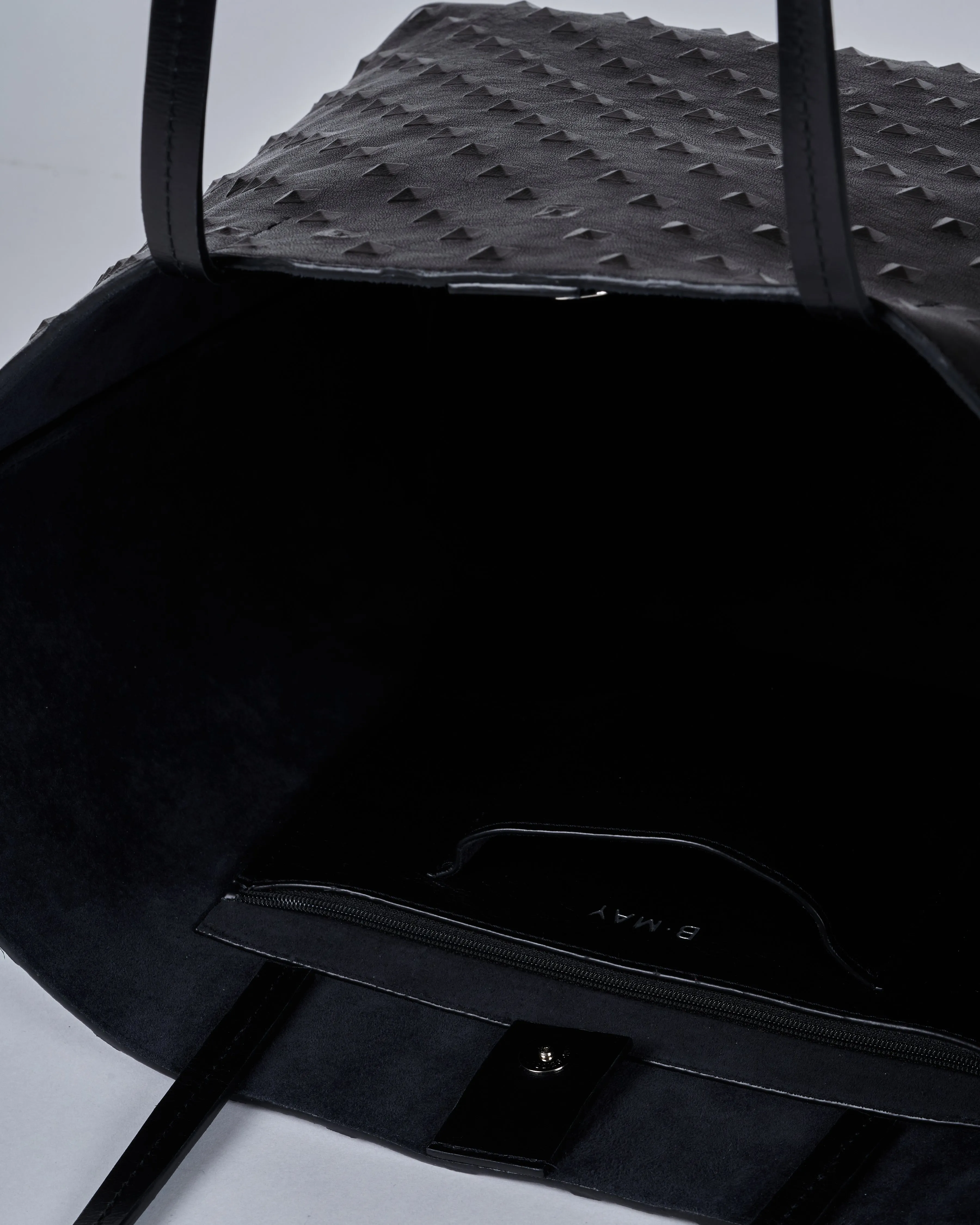 medium essential tote - black stud