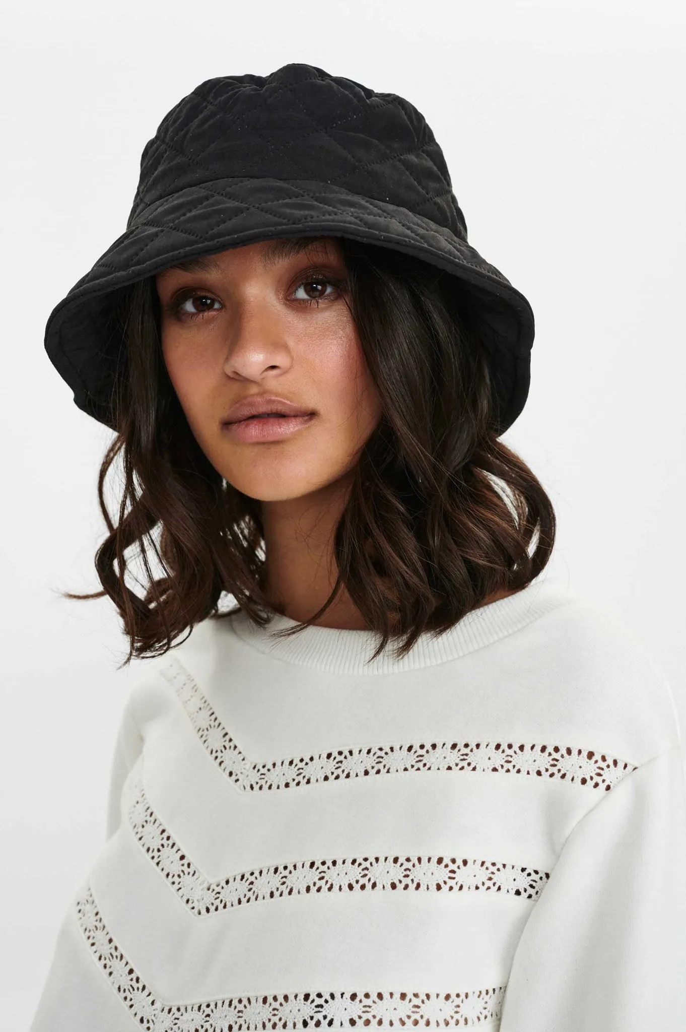 NUSAHARE BUCKET HAT - Caviar