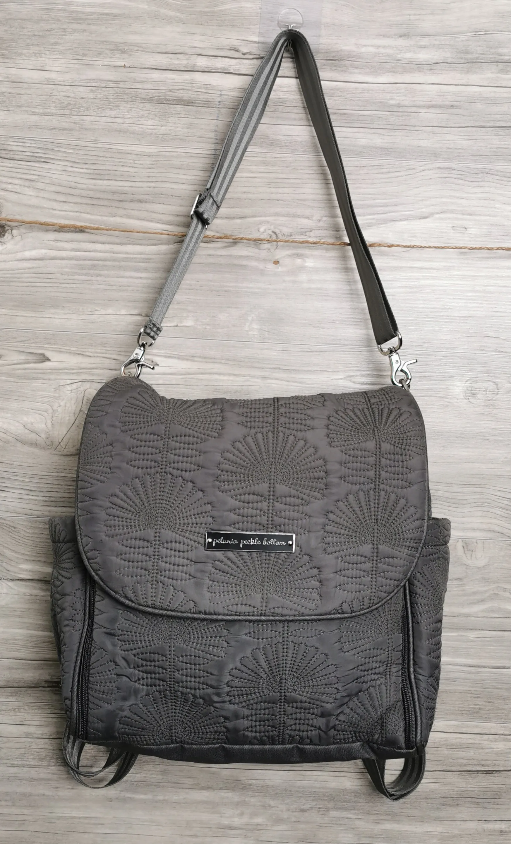 PETUNIA PICKLE BOTTOM DIAPER BAG VGUC