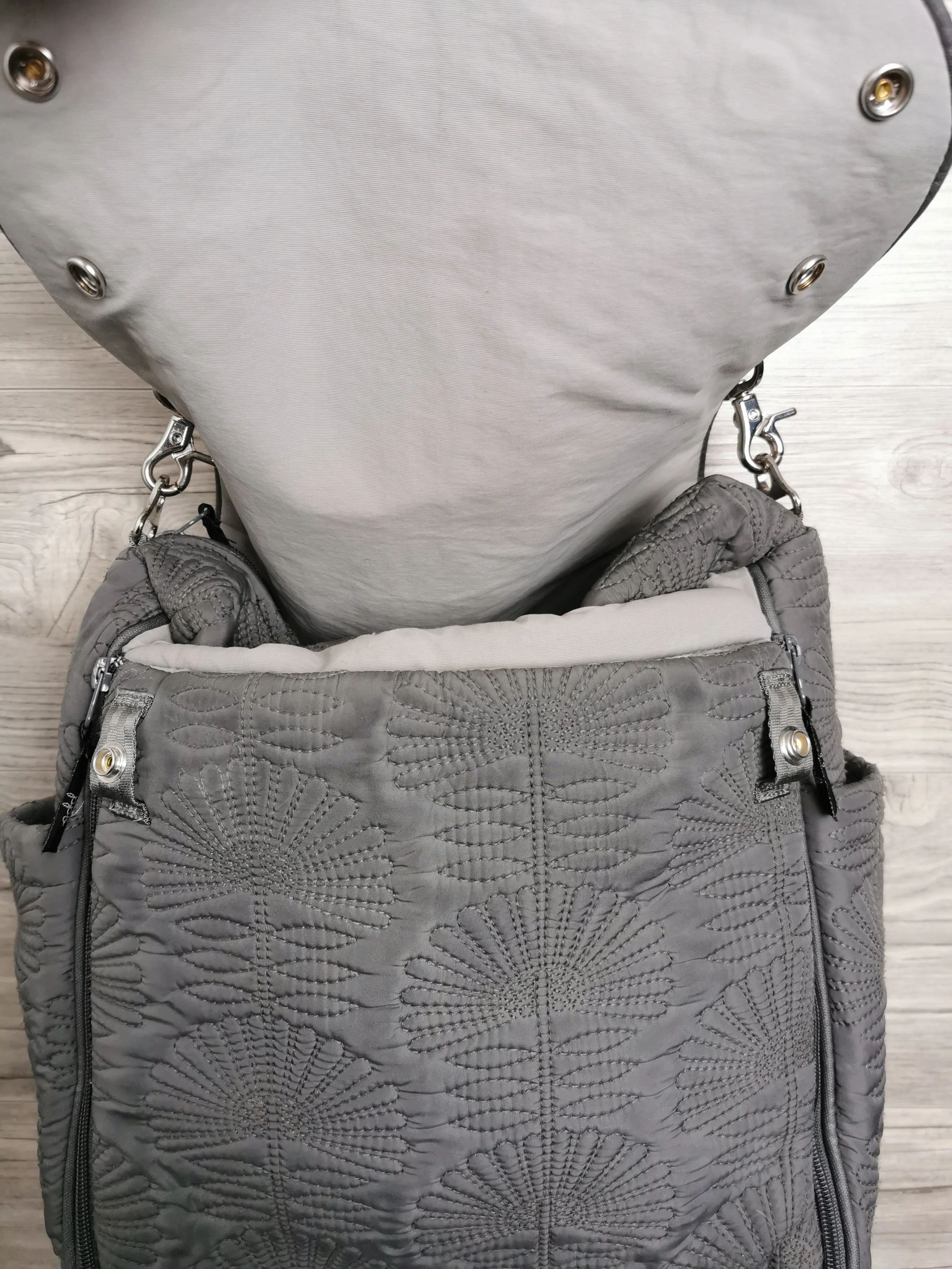 PETUNIA PICKLE BOTTOM DIAPER BAG VGUC