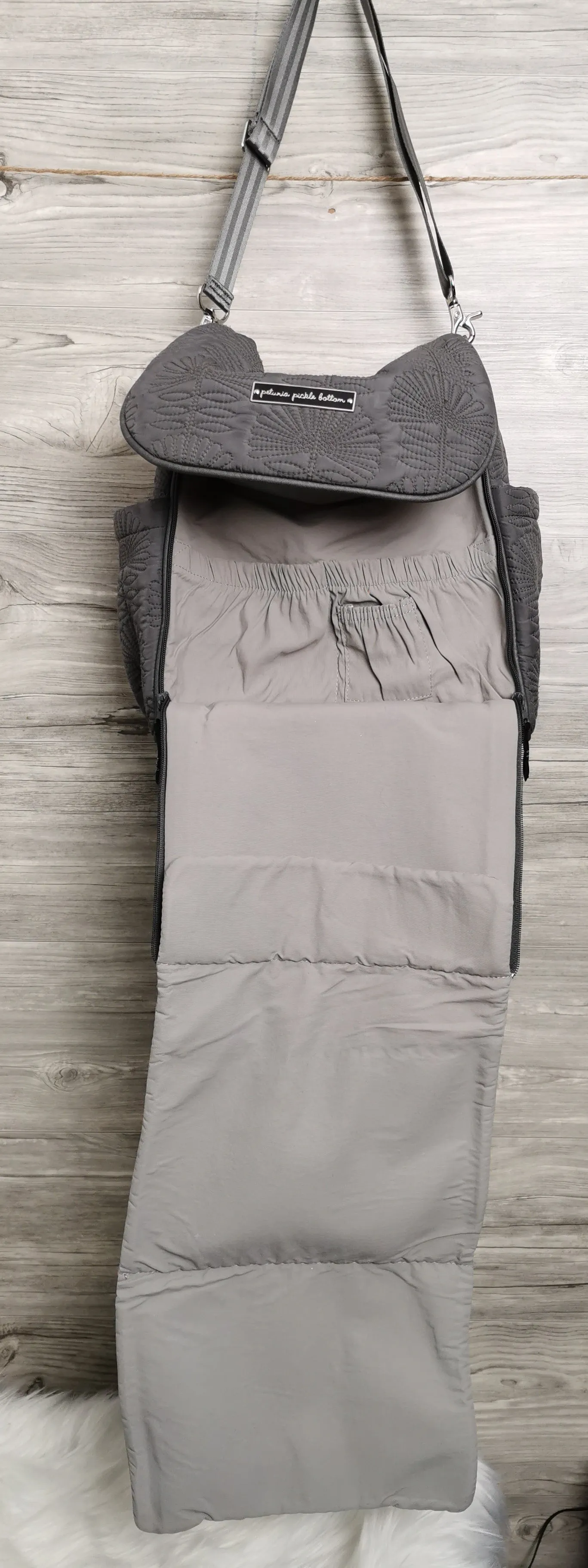 PETUNIA PICKLE BOTTOM DIAPER BAG VGUC