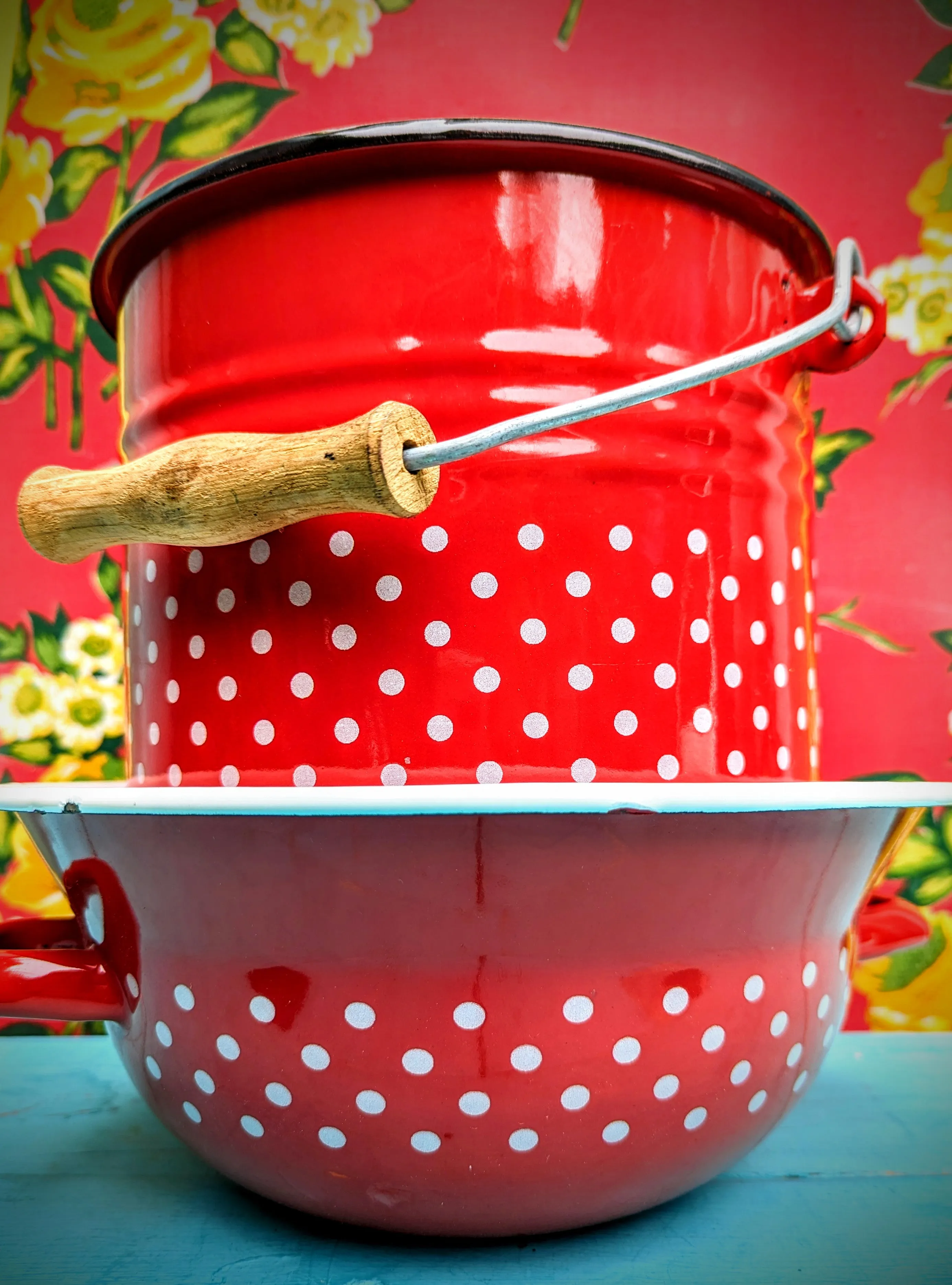 Polka red enamel