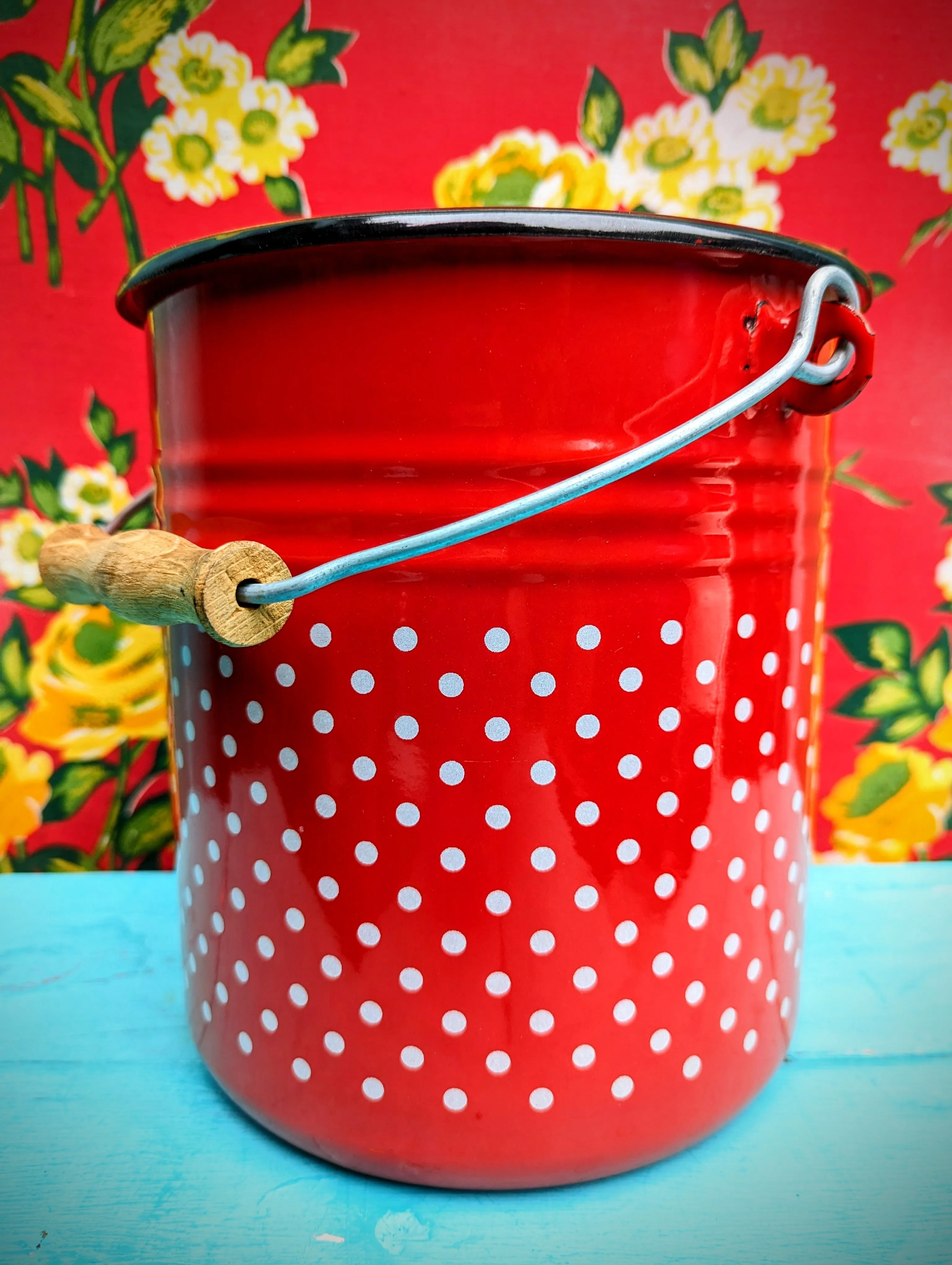 Polka red enamel