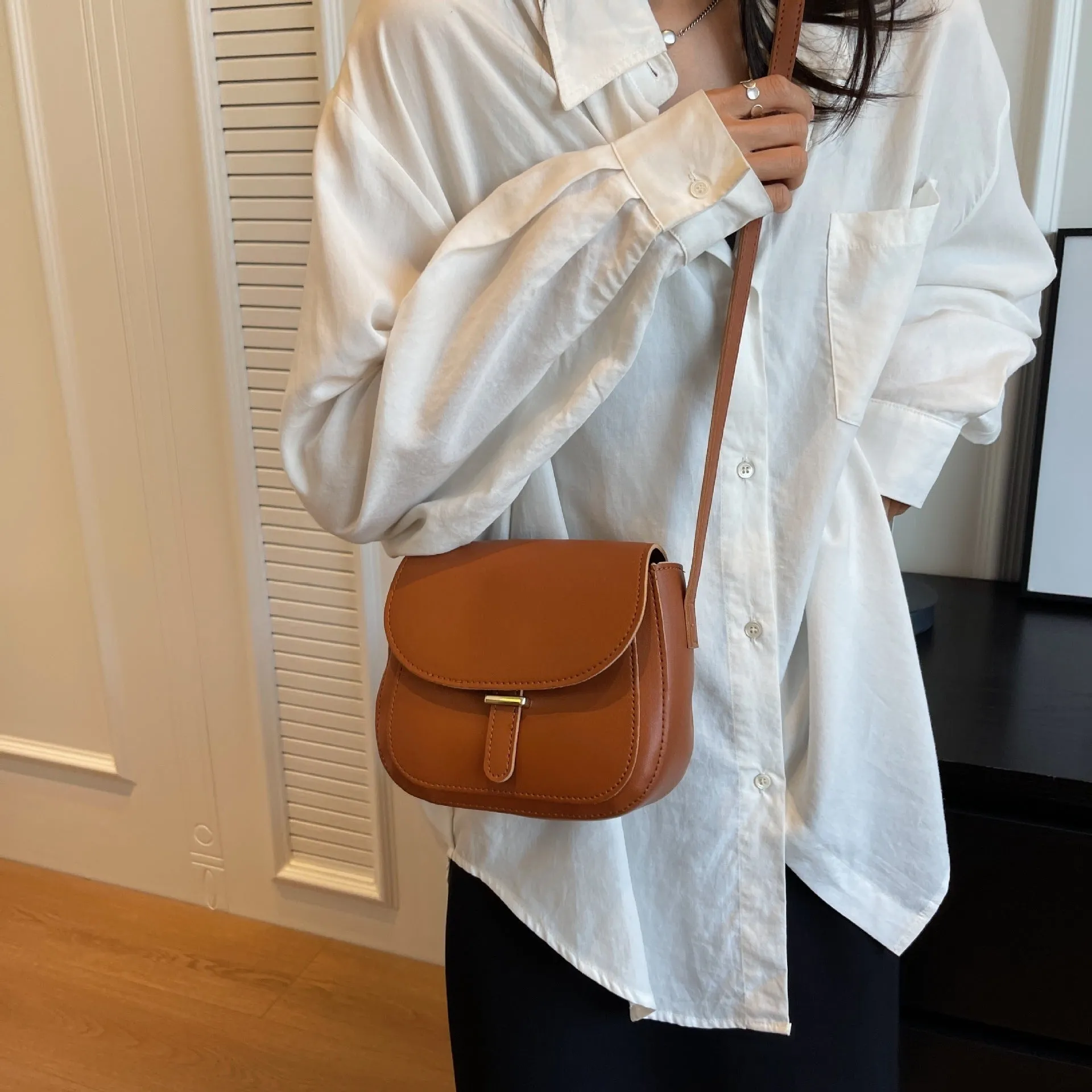 Retro Fashion Clamshell Simple Crossbody Bag