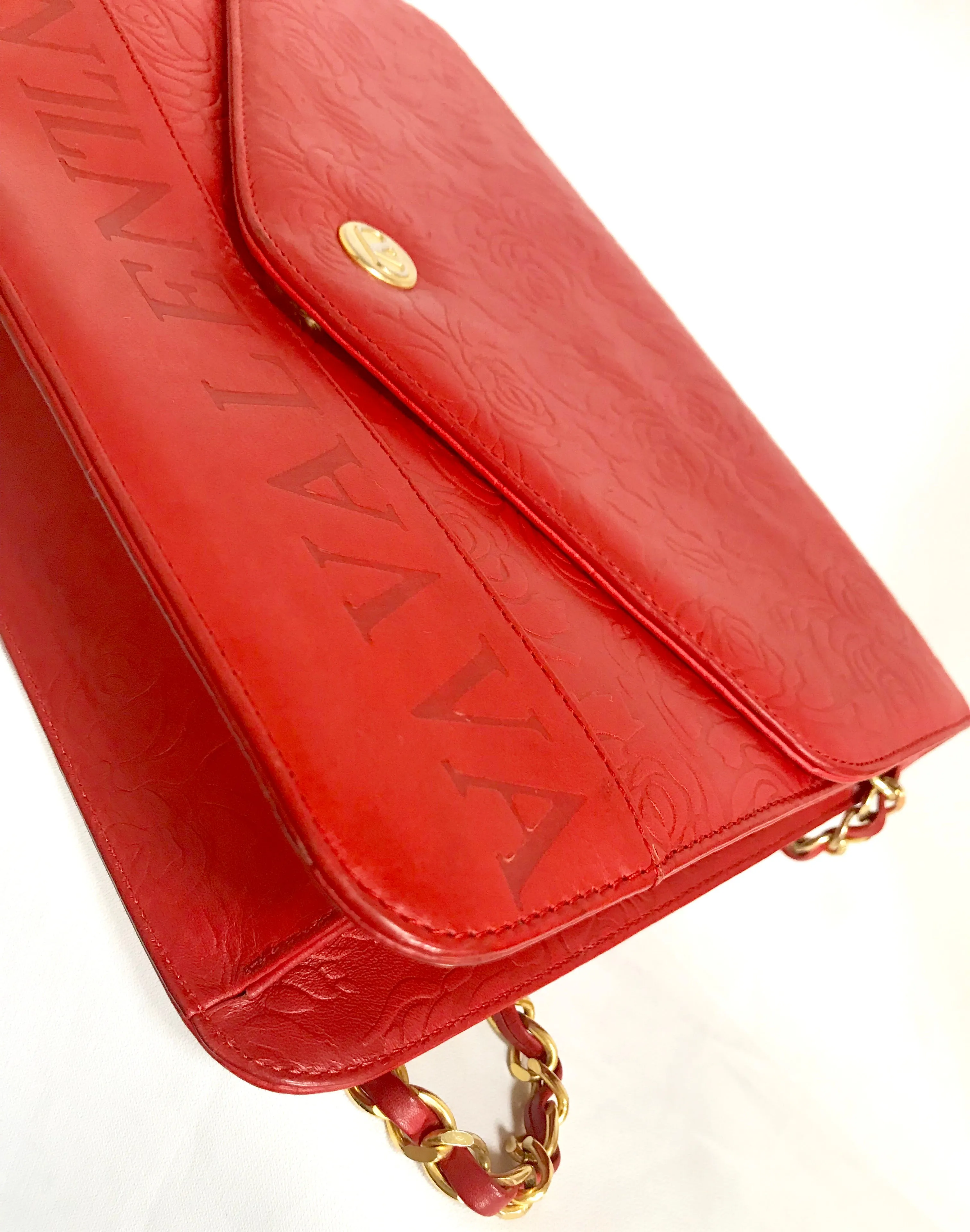 Vintage Valentino Garavani red leather chain shoulder bag with rose flower embossed design and round V motif. Can be clutch bag.