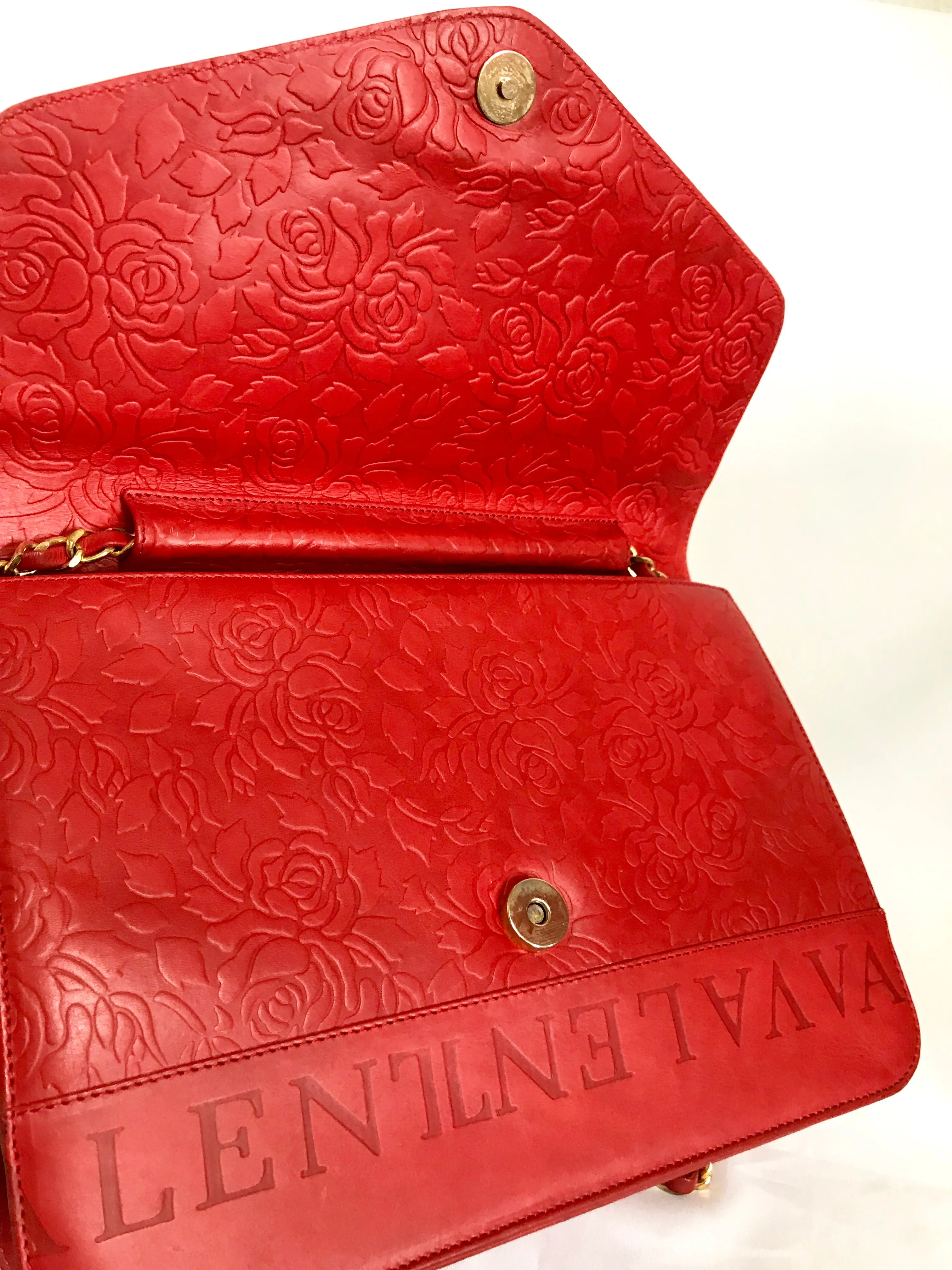Vintage Valentino Garavani red leather chain shoulder bag with rose flower embossed design and round V motif. Can be clutch bag.